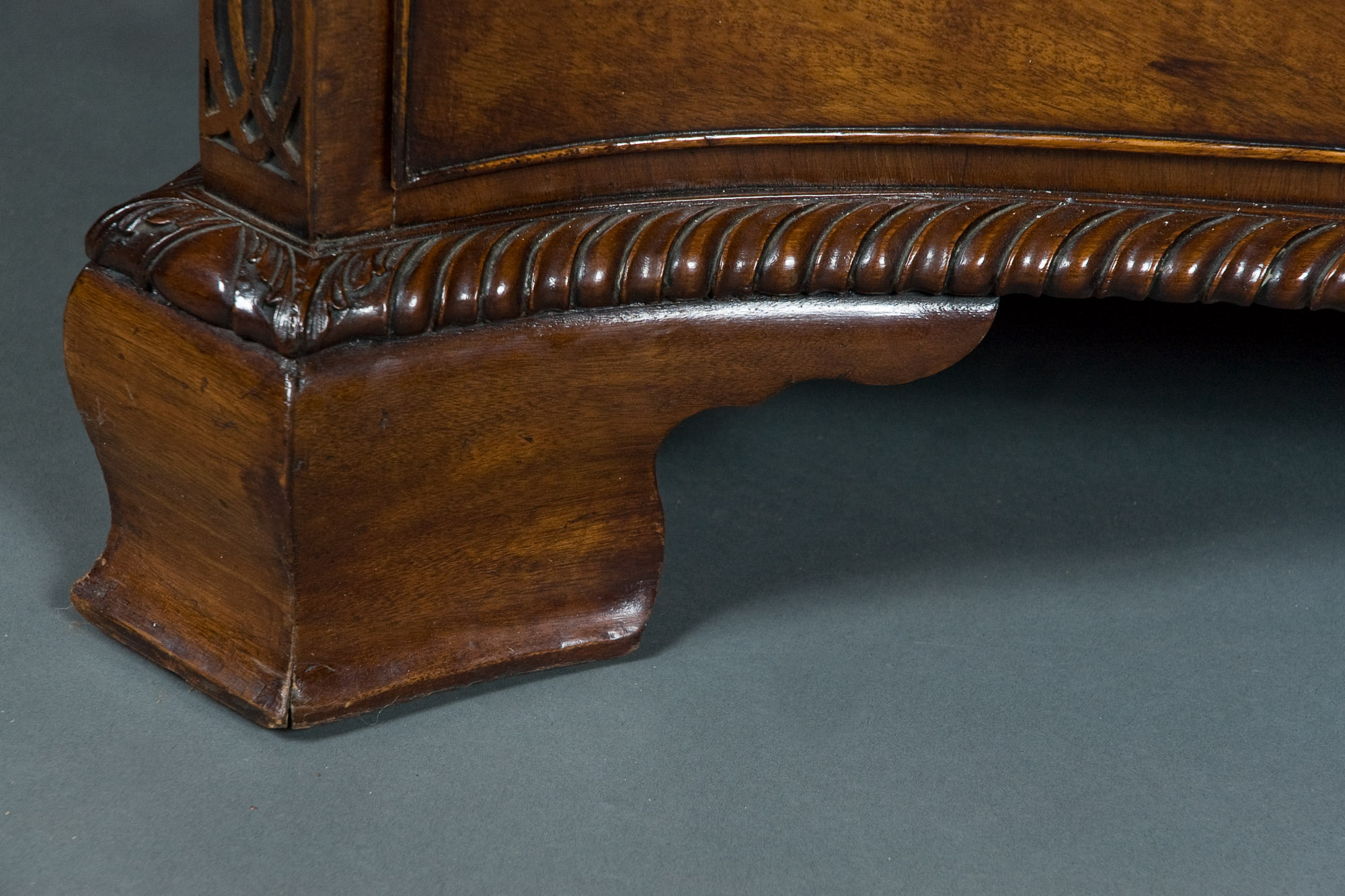 Mahogany Serpentine Shaped Chest - Image 4