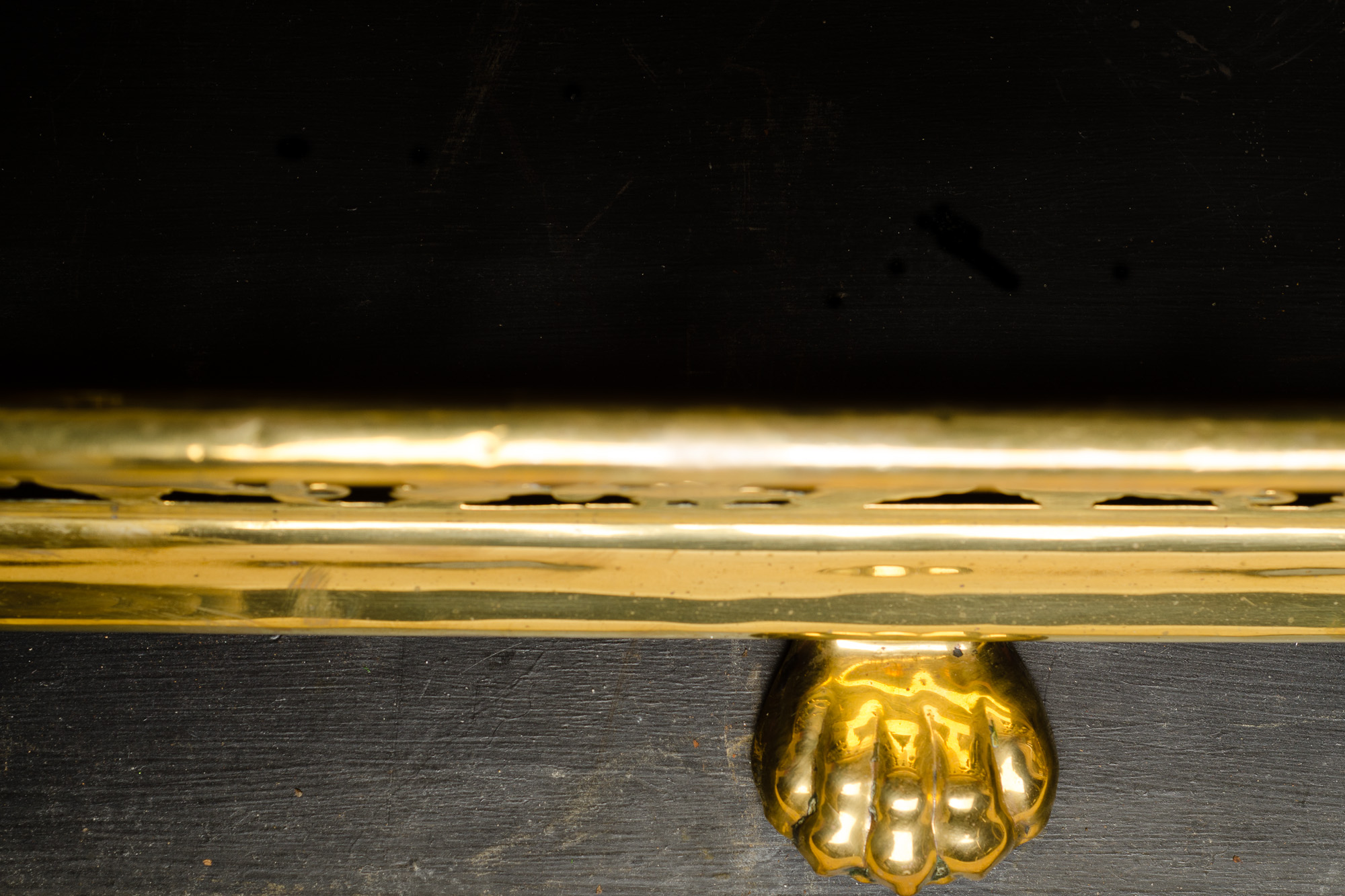 Acorn and Leaf Design Fire Fender - Image 3