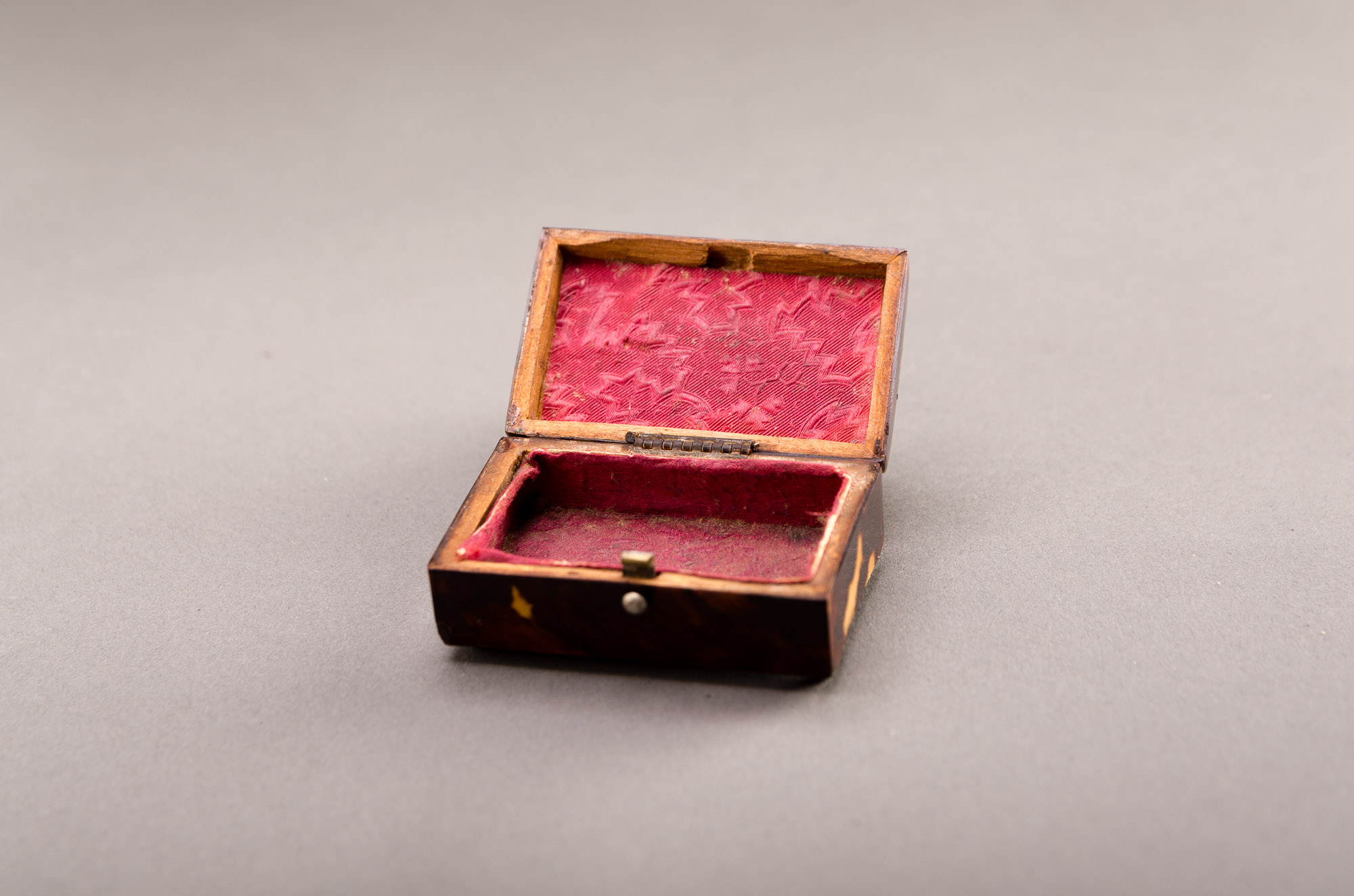 Gentleman's Tortoise Snuff Box on ball feet with Silver Inlay - Image 2