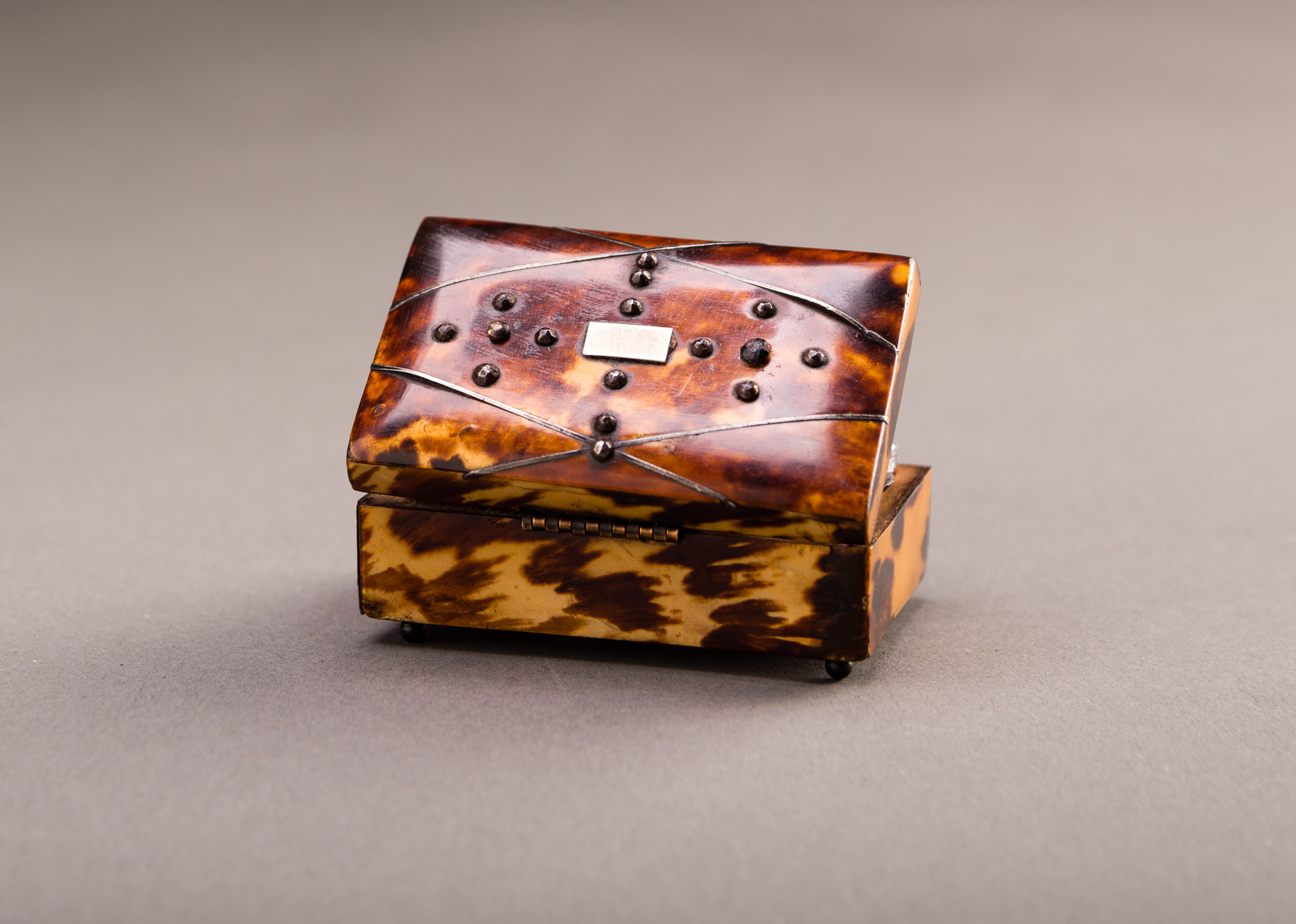 Gentleman's Tortoise Snuff Box on ball feet with Silver Inlay - Image 3