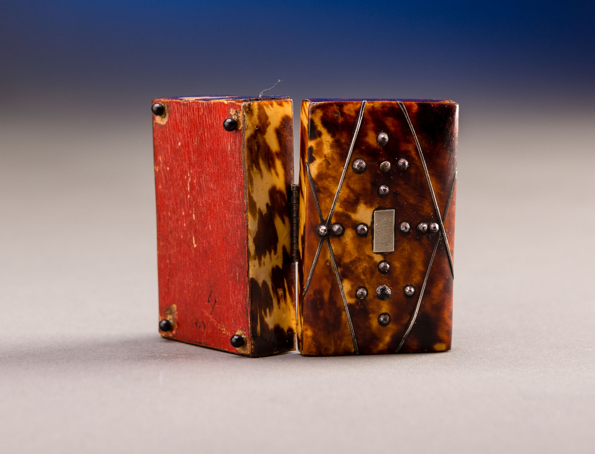 Gentleman's Tortoise Snuff Box on ball feet with Silver Inlay - Image 4